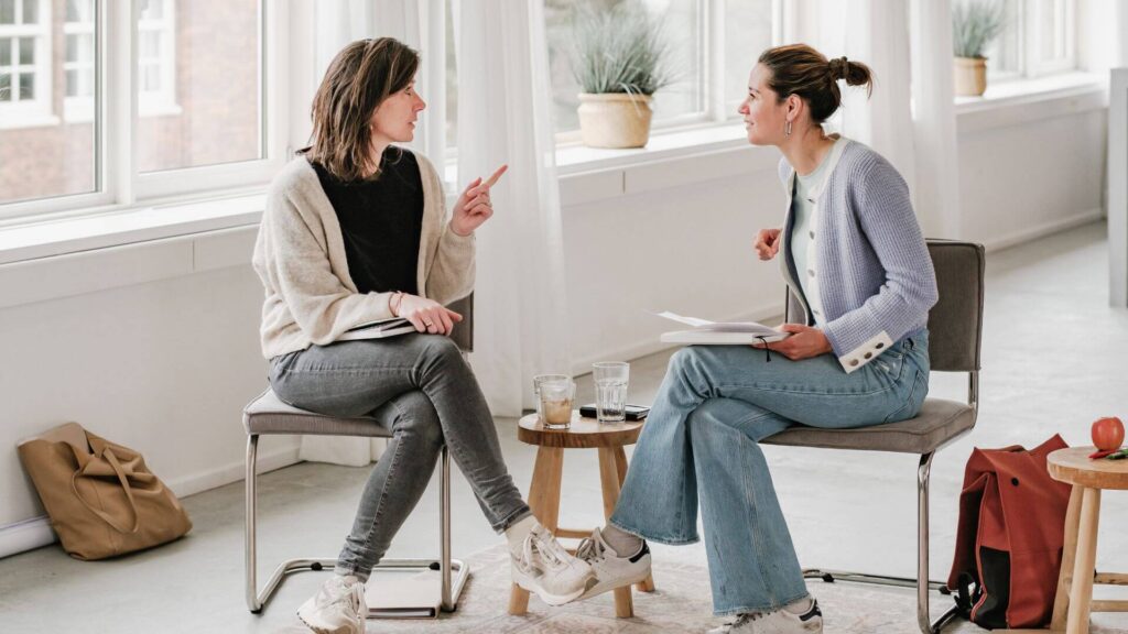 Coach en coachee in gesprek: de coachee vat zelf samen voor meer eigenaarschap en focus